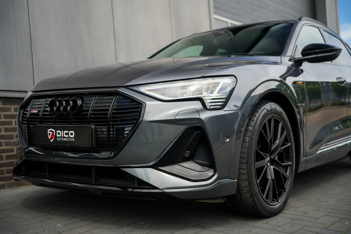 55 Quattro 408 pk Edition 95 kWh S-Line / Daytona-Grau/ Pano-Dak/ 89&SOH/ B&O 3D/ Matrix-LED/ Head-Up/ Lucht-Vering/ Stoelverw. V&A/ Stuurverw./