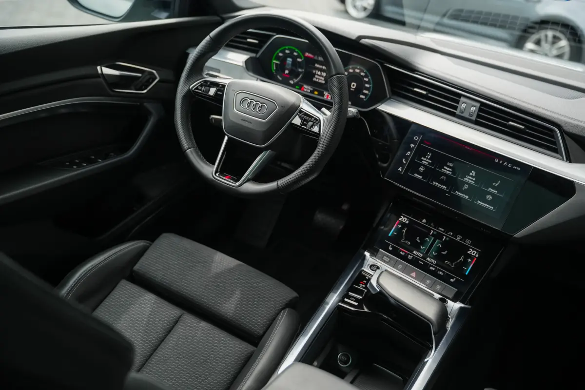 55 Quattro 408 pk Edition 95 kWh S-Line / Daytona-Grau/ Pano-Dak/ 89&SOH/ B&O 3D/ Matrix-LED/ Head-Up/ Lucht-Vering/ Stoelverw. V&A/ Stuurverw./