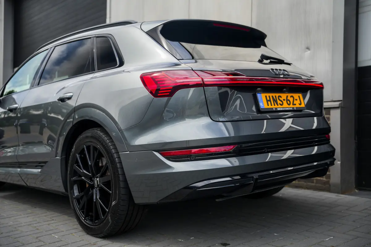 55 Quattro 408 pk Edition 95 kWh S-Line / Daytona-Grau/ Pano-Dak/ 89&SOH/ B&O 3D/ Matrix-LED/ Head-Up/ Lucht-Vering/ Stoelverw. V&A/ Stuurverw./