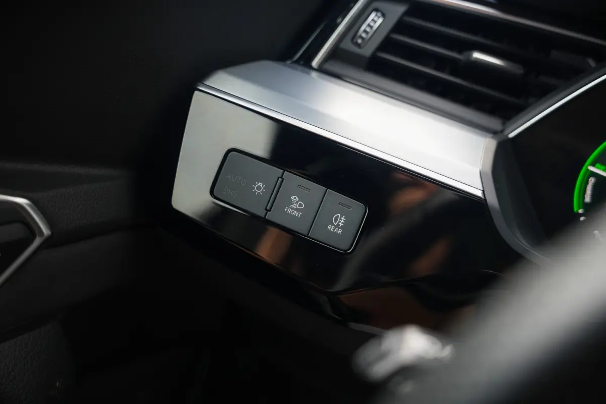 55 Quattro 408 pk Edition 95 kWh S-Line / Daytona-Grau/ Pano-Dak/ 89&SOH/ B&O 3D/ Matrix-LED/ Head-Up/ Lucht-Vering/ Stoelverw. V&A/ Stuurverw./