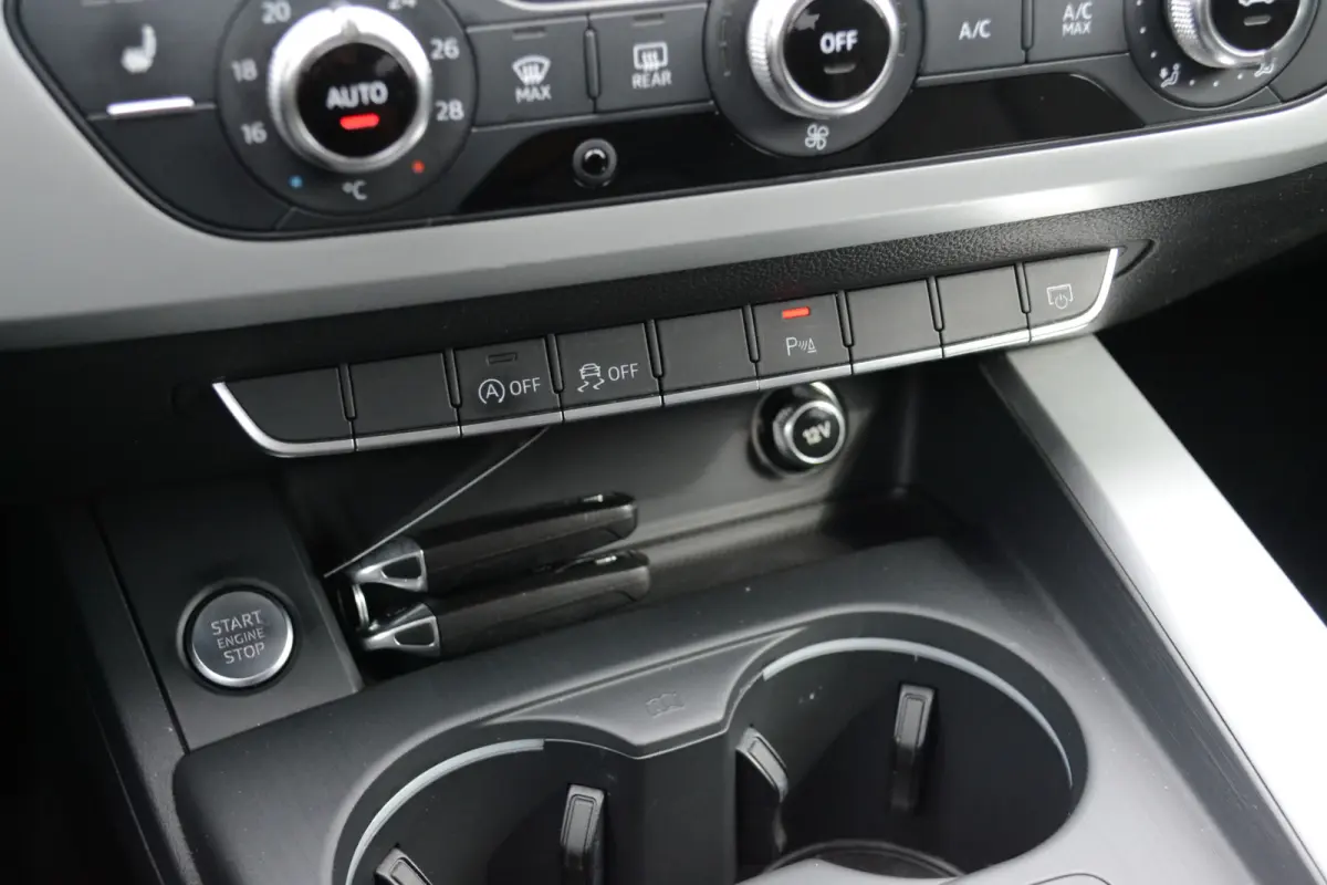 1.4 TFSI S-Tronic Sport Lease Edition | Stoelverwarming | Groot Scherm | Parkeersensoren | Getint glas | Navi