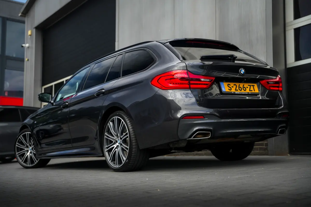 540i 340 pk xDrive High Executive M-Sportpakket / Pano-Dak/ Bowers&Wilkins/ Massage/ Head-Up/ Soft-Close/ Adap.Ond./ Nappa-Leder/ Adap.Cruise/ Stoel.Verw/ Stuur-Verw/ Trekhaak/ 20'' LMV