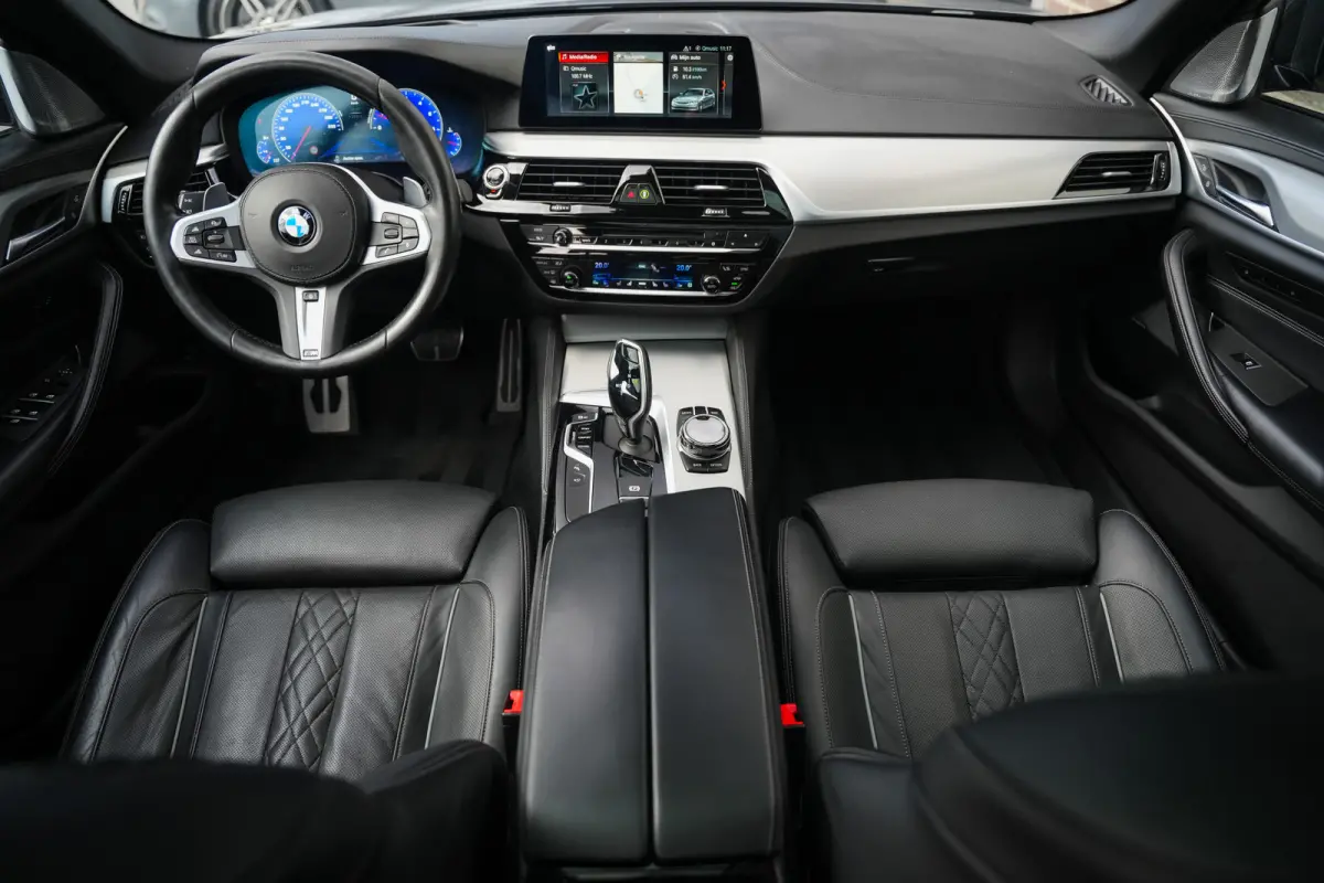 540i 340 pk xDrive High Executive M-Sportpakket / Pano-Dak/ Bowers&Wilkins/ Massage/ Head-Up/ Soft-Close/ Adap.Ond./ Nappa-Leder/ Adap.Cruise/ Stoel.Verw/ Stuur-Verw/ Trekhaak/ 20'' LMV