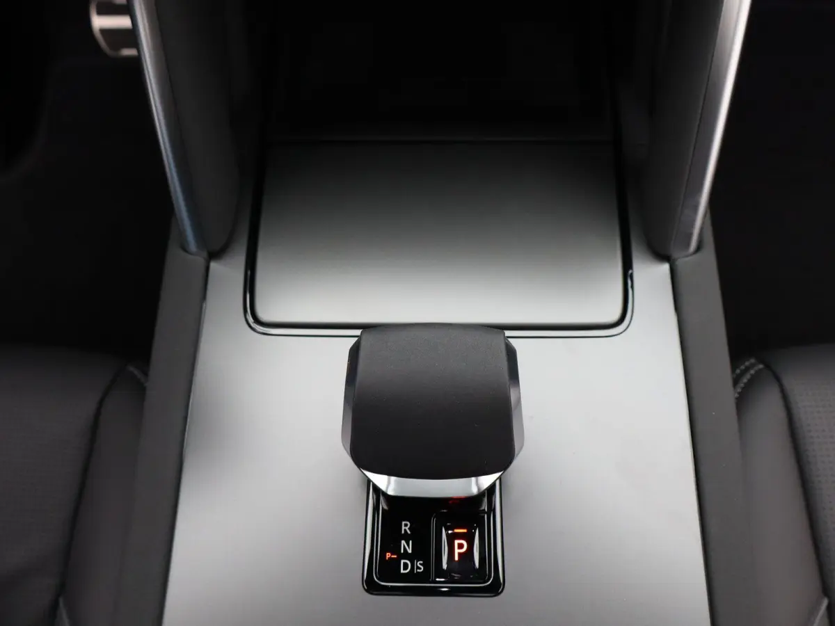 1.5 P270e PHEV Business Landmark Edition | Panoramadak | 20'' velgen | Elek. trekhaak | Cold Climate & Driver Pack |
