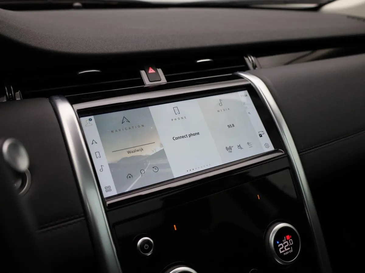 P300e 1.5 SE | Panoramadak | Achteruitrijcamera | Apple Carplay/Android auto | Elektrische achterklep |  Stuur- en stoelverwarming |