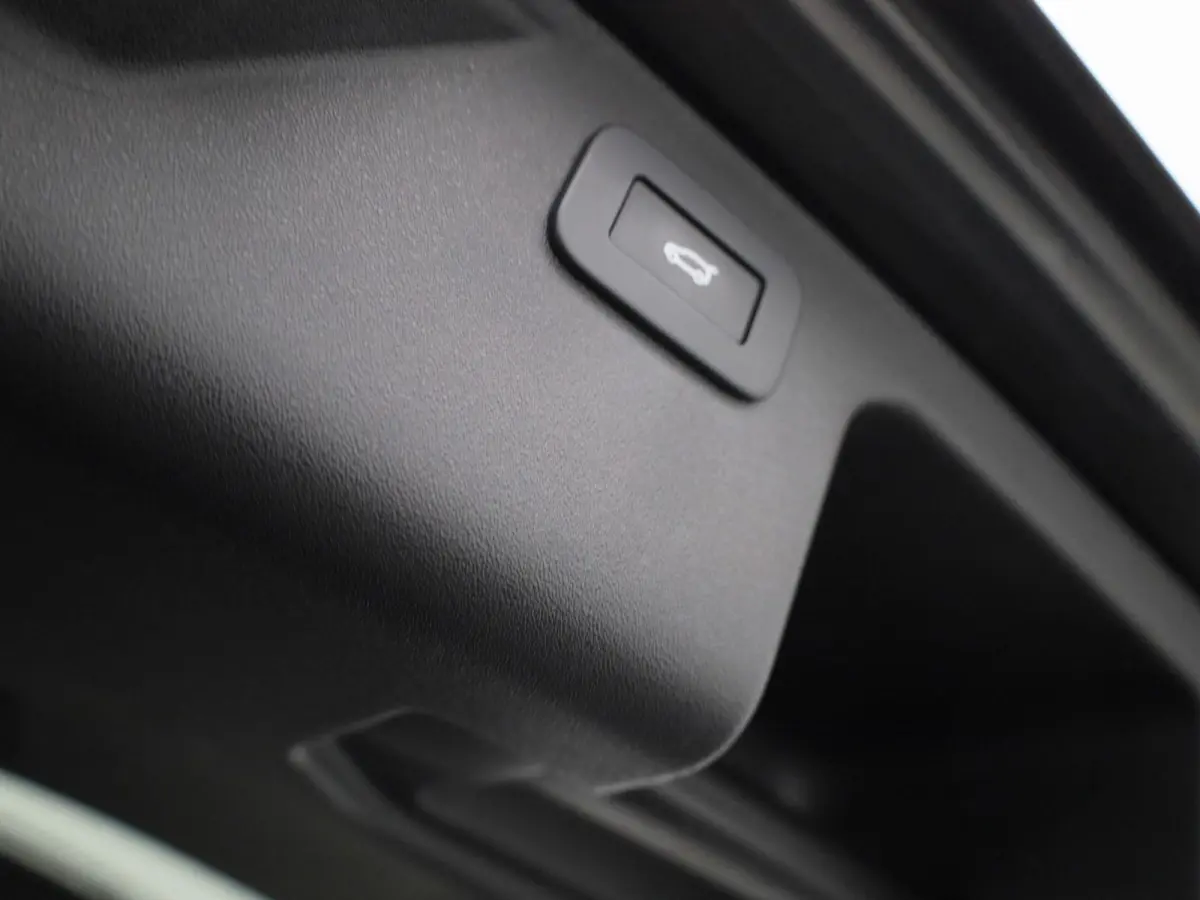 P300e 1.5 SE | Panoramadak | Achteruitrijcamera | Apple Carplay/Android auto | Elektrische achterklep |  Stuur- en stoelverwarming |