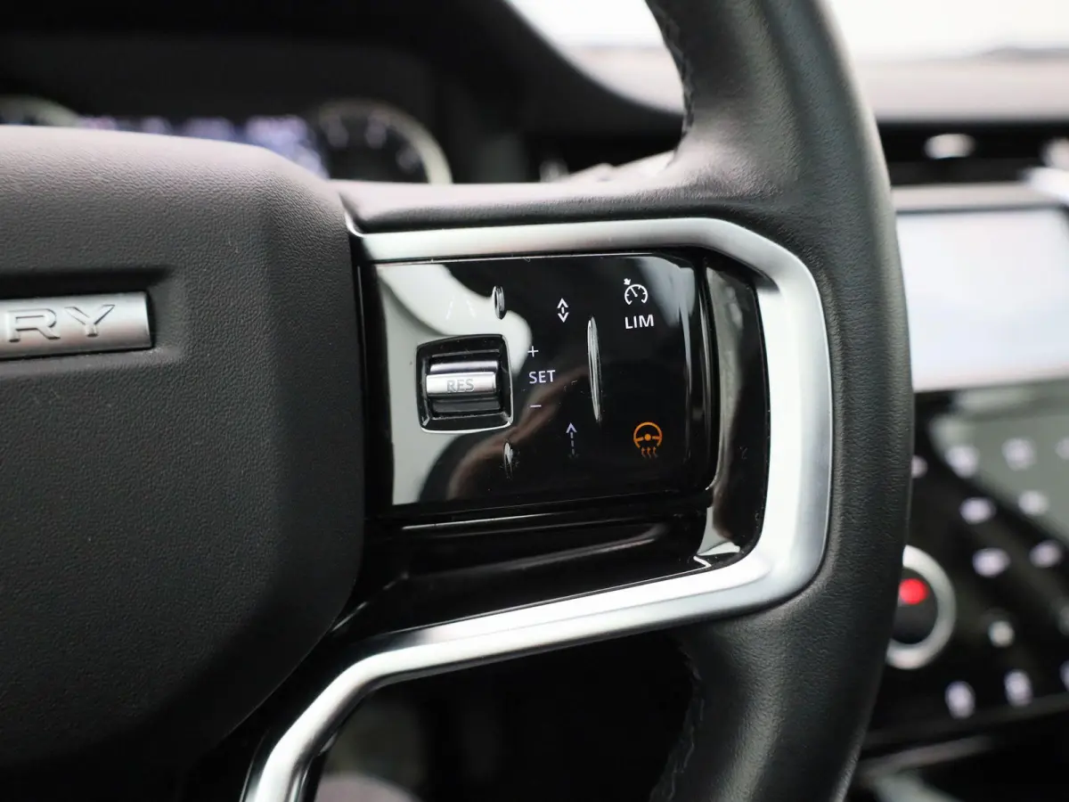 P300e 1.5 SE | Panoramadak | Achteruitrijcamera | Apple Carplay/Android auto | Elektrische achterklep |  Stuur- en stoelverwarming |