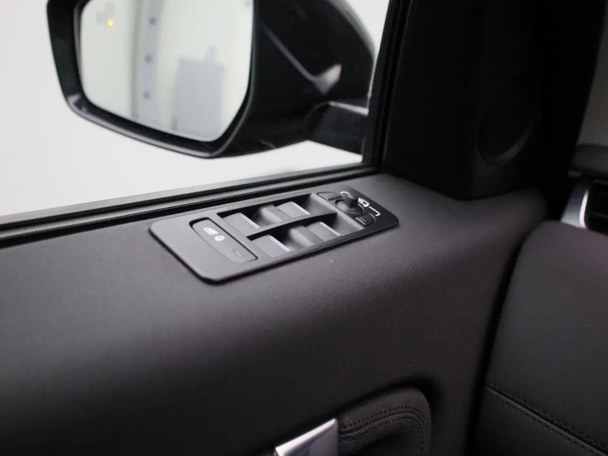 P300e 1.5 SE | Panoramadak | Achteruitrijcamera | Apple Carplay/Android auto | Elektrische achterklep |  Stuur- en stoelverwarming |