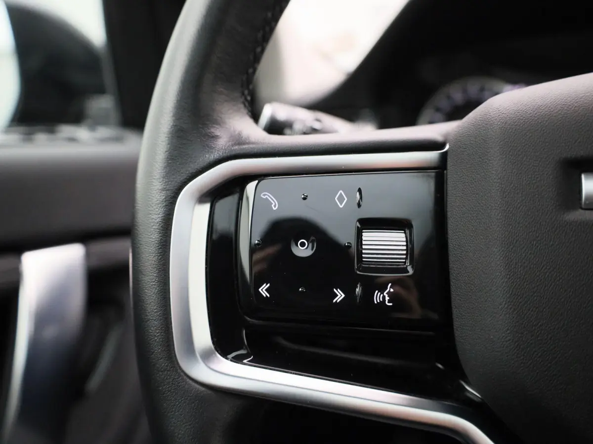P300e 1.5 SE | Panoramadak | Achteruitrijcamera | Apple Carplay/Android auto | Elektrische achterklep |  Stuur- en stoelverwarming |