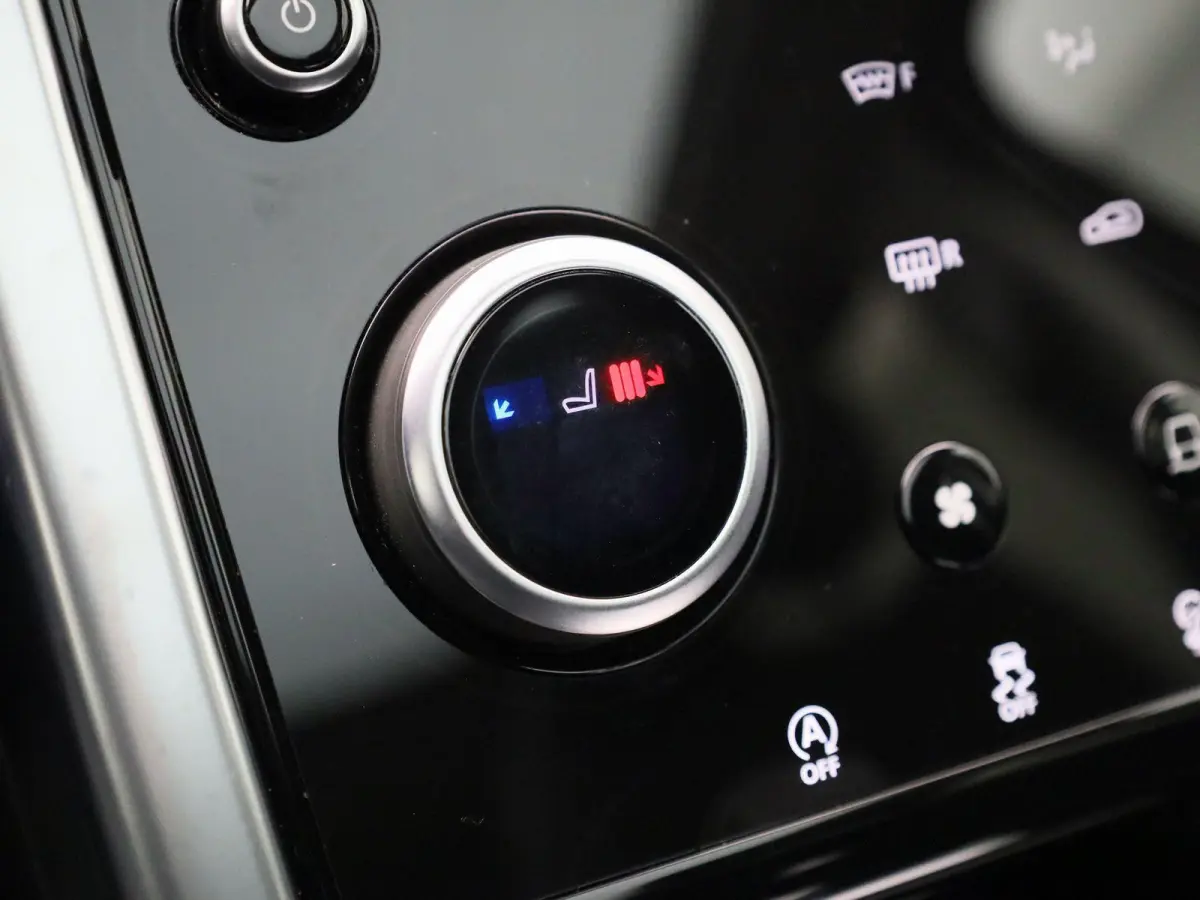 P300e 1.5 SE | Panoramadak | Achteruitrijcamera | Apple Carplay/Android auto | Elektrische achterklep |  Stuur- en stoelverwarming |