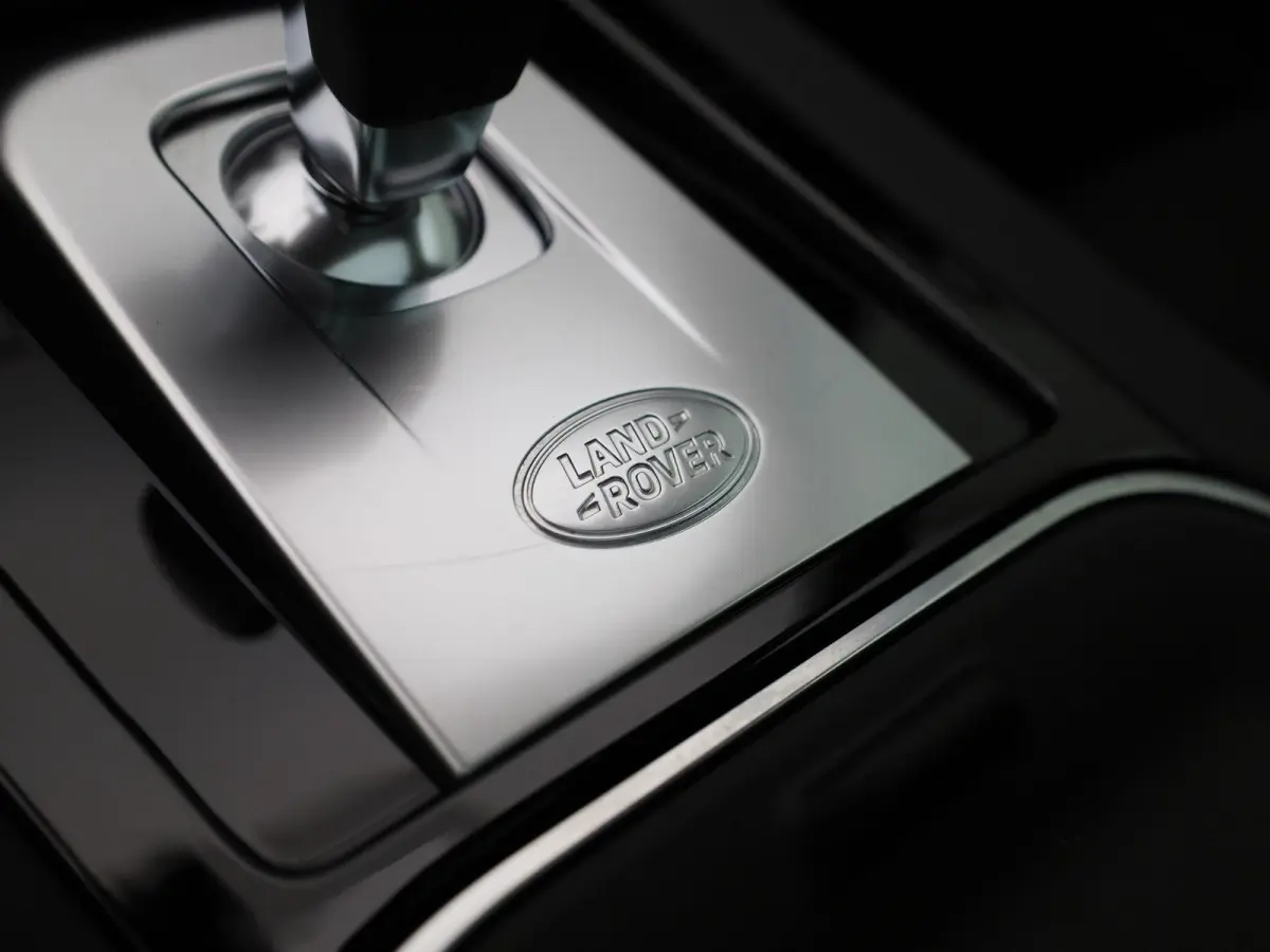 P300e 1.5 SE | Panoramadak | Achteruitrijcamera | Apple Carplay/Android auto | Elektrische achterklep |  Stuur- en stoelverwarming |