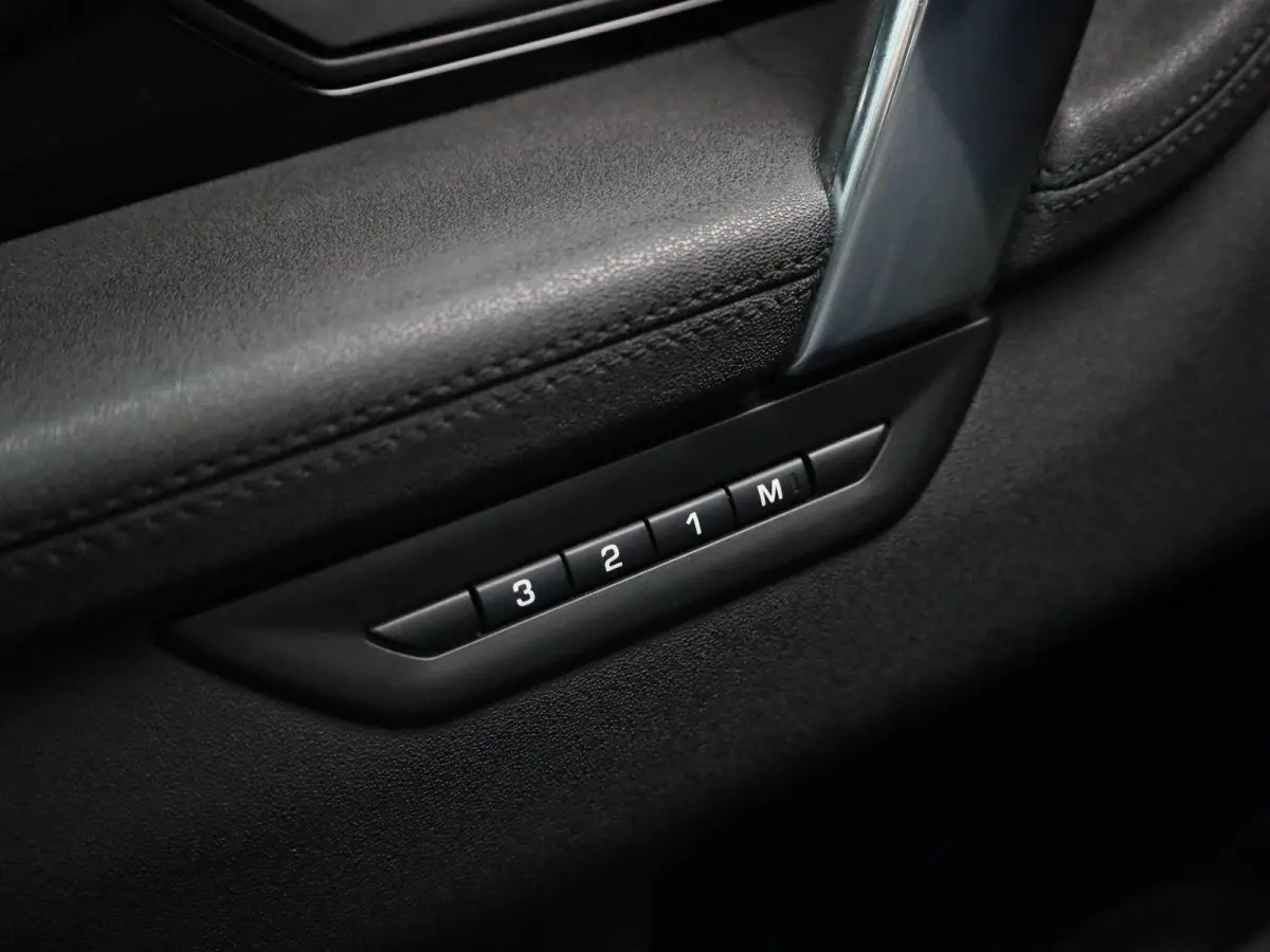 P300e 1.5 SE | Panoramadak | Achteruitrijcamera | Apple Carplay/Android auto | Elektrische achterklep |  Stuur- en stoelverwarming |