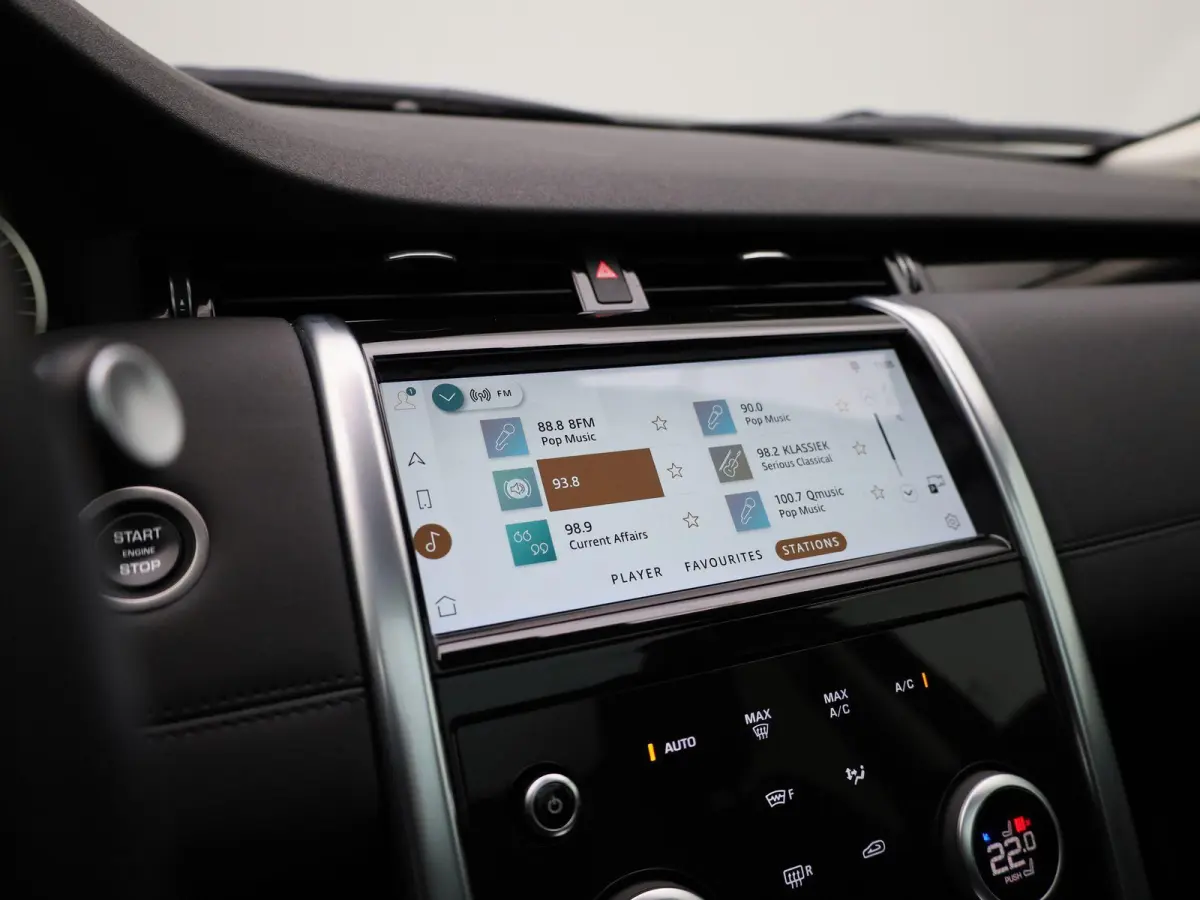 P300e 1.5 SE | Panoramadak | Achteruitrijcamera | Apple Carplay/Android auto | Elektrische achterklep |  Stuur- en stoelverwarming |