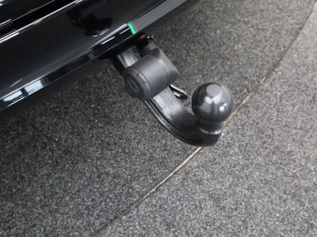 3.0 P460e Momentum Edition PHEV | Dynamic SE | Enhanced Black Pack | Soft-close | Towing Pack | Meridian 3D surround |