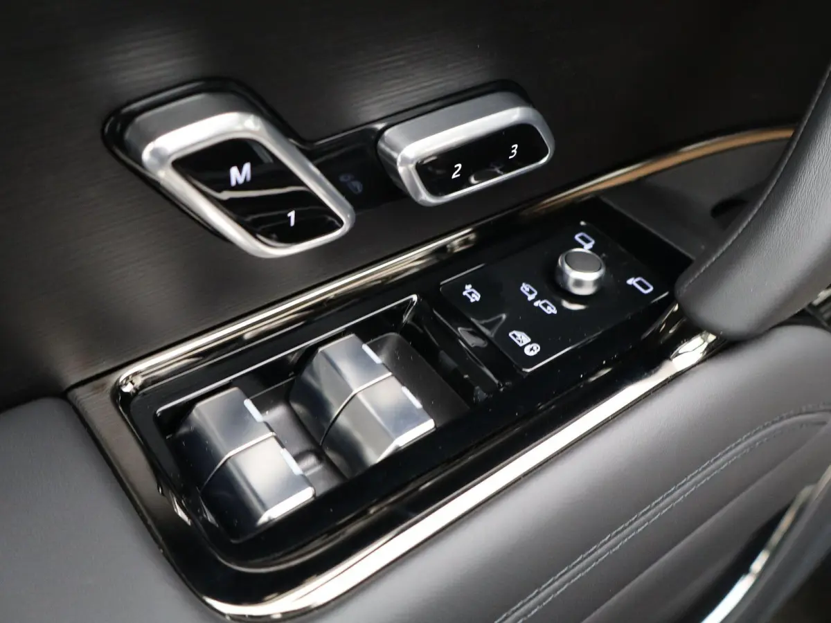 3.0 P460e Momentum Edition PHEV | Dynamic SE | Enhanced Black Pack | Soft-close | Towing Pack | Meridian 3D surround |