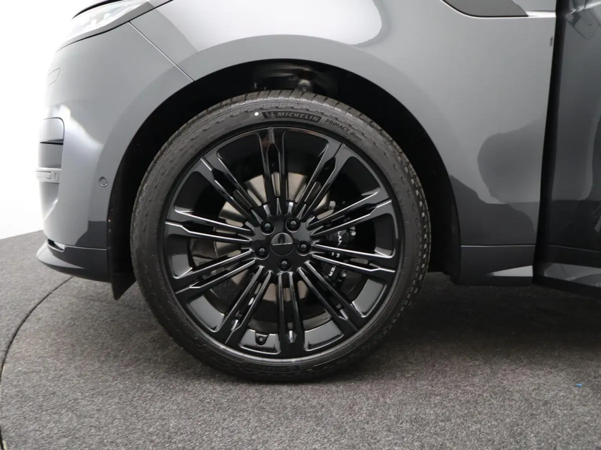3.0 P460e Momentum Edition PHEV | Dynamic SE | Enhanced Black Pack | Soft-close | Towing Pack | Meridian 3D surround |