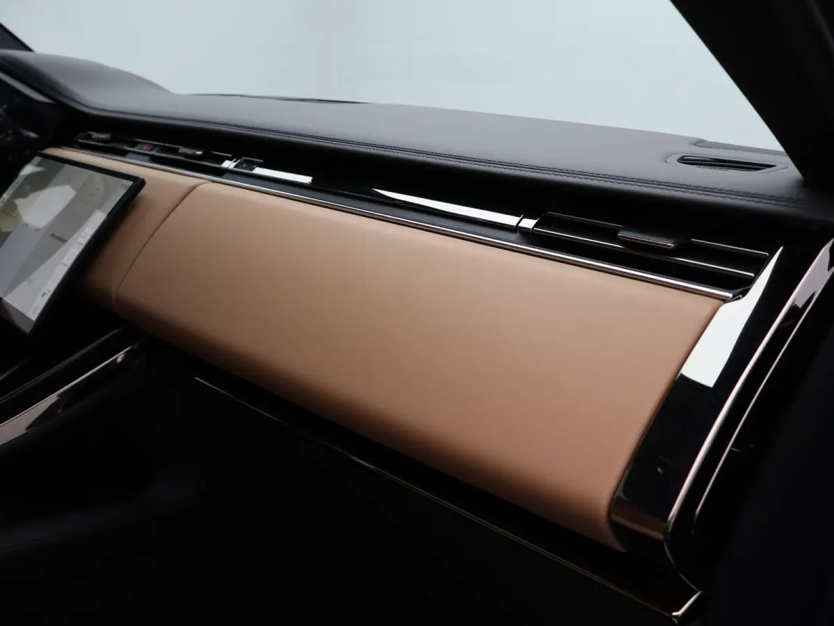 3.0 P460e Momentum Edition PHEV | Dynamic SE | Enhanced Black Pack | Soft-close | Towing Pack | Meridian 3D surround |