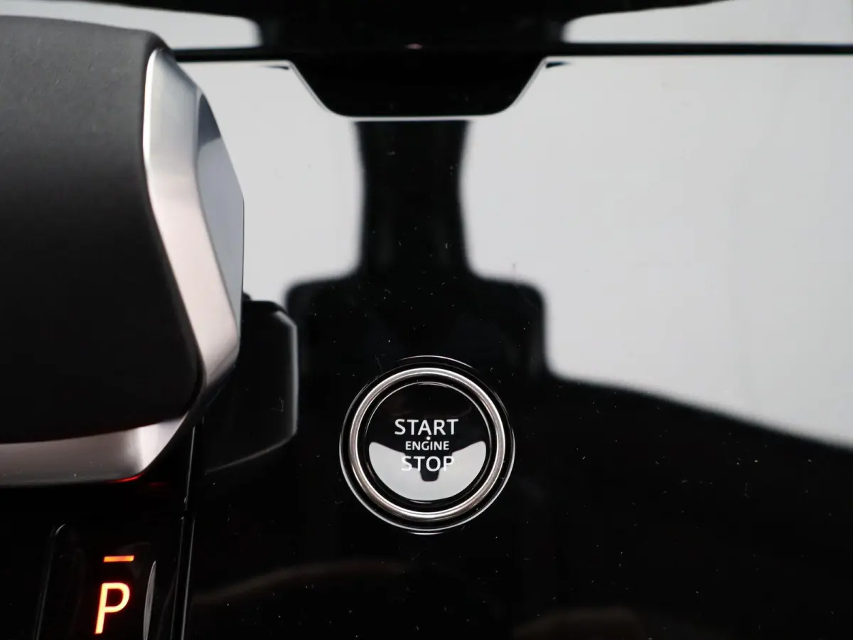 3.0 P460e Momentum Edition PHEV | Dynamic SE | Enhanced Black Pack | Soft-close | Towing Pack | Meridian 3D surround |