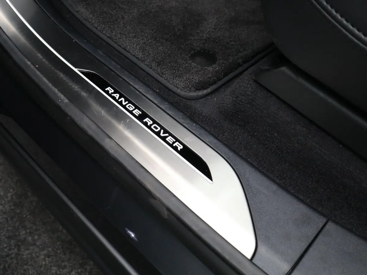 3.0 P460e Momentum Edition PHEV | Dynamic SE | Enhanced Black Pack | Soft-close | Towing Pack | Meridian 3D surround |
