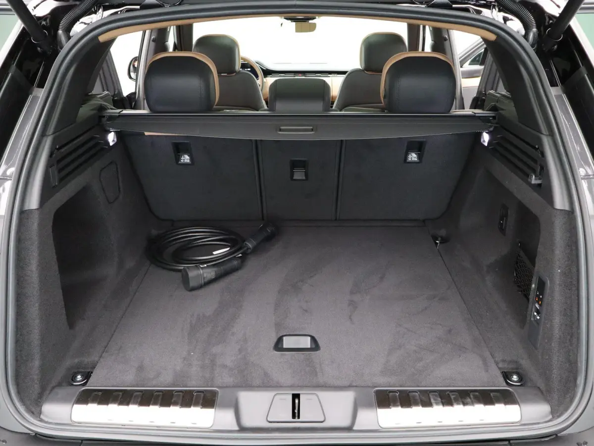 3.0 P460e Momentum Edition PHEV | Dynamic SE | Enhanced Black Pack | Soft-close | Towing Pack | Meridian 3D surround |