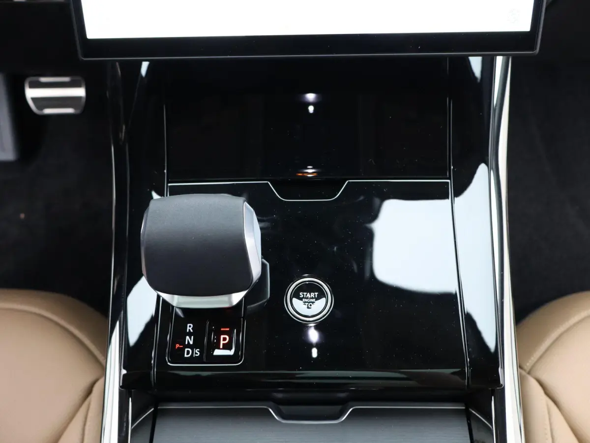 3.0 P460e Momentum Edition PHEV | Dynamic SE | Enhanced Black Pack | Soft-close | Towing Pack | Meridian 3D surround |