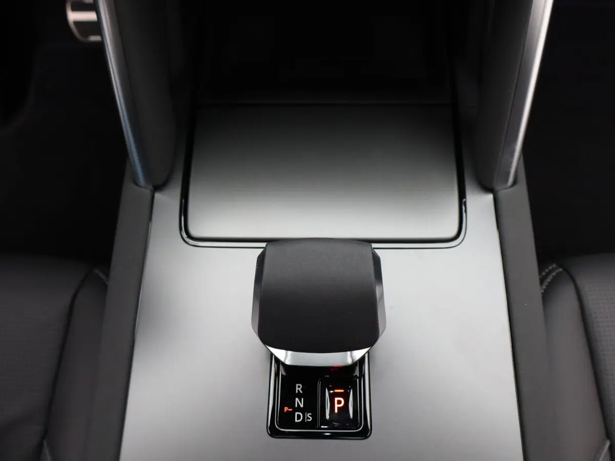 1.5 P270e PHEV Dynamic SE | Landmark | Elek. trekhaak | 20" | Privacy Glas | Cold Climate Pack | Black Exterior Pack