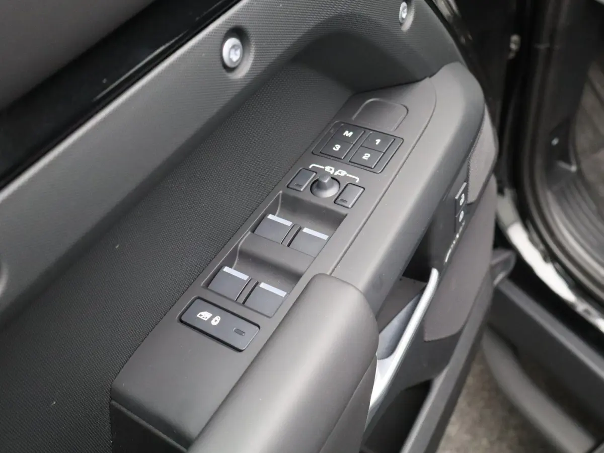 2.0 P300e 110 X-Dynamic HSE | Octa velgen 22" | Black Exterior Pack | Zijtreden | Spatlappen |
