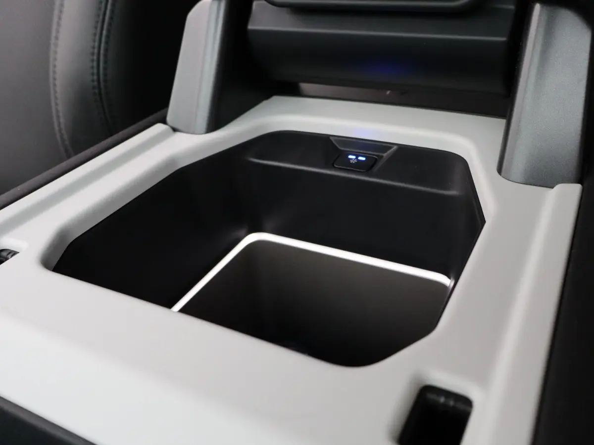 2.0 P300e 110 X-Dynamic HSE | Octa velgen 22" | Black Exterior Pack | Zijtreden | Spatlappen |