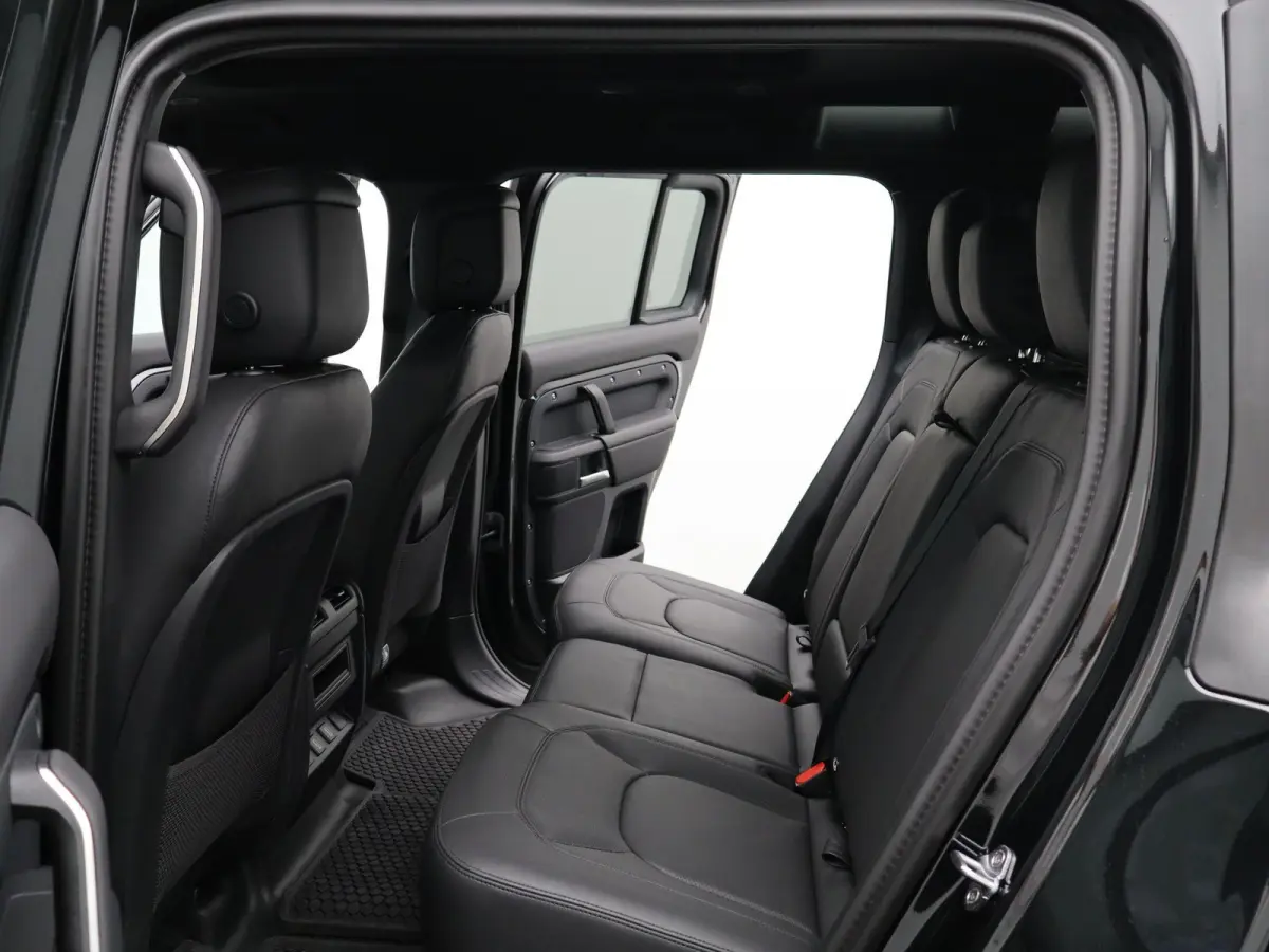 2.0 P300e 110 X-Dynamic HSE | Octa velgen 22" | Black Exterior Pack | Zijtreden | Spatlappen |