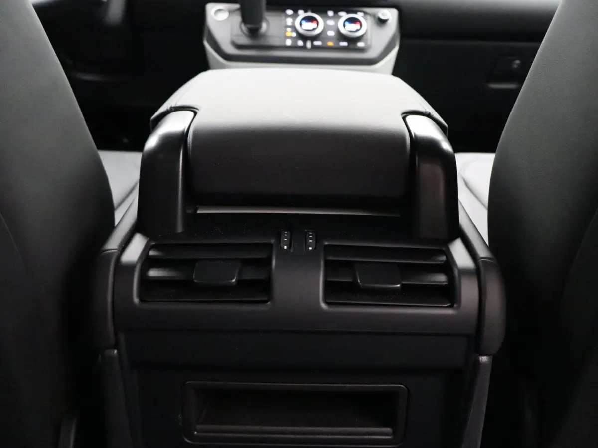2.0 P300e 110 X-Dynamic HSE | Octa velgen 22" | Black Exterior Pack | Zijtreden | Spatlappen |