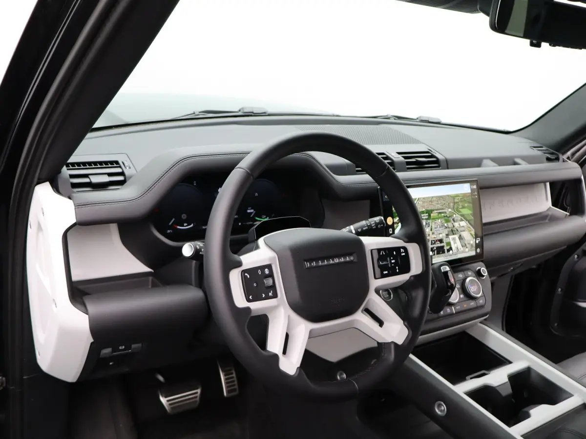 2.0 P300e 110 X-Dynamic HSE | Octa velgen 22" | Black Exterior Pack | Zijtreden | Spatlappen |