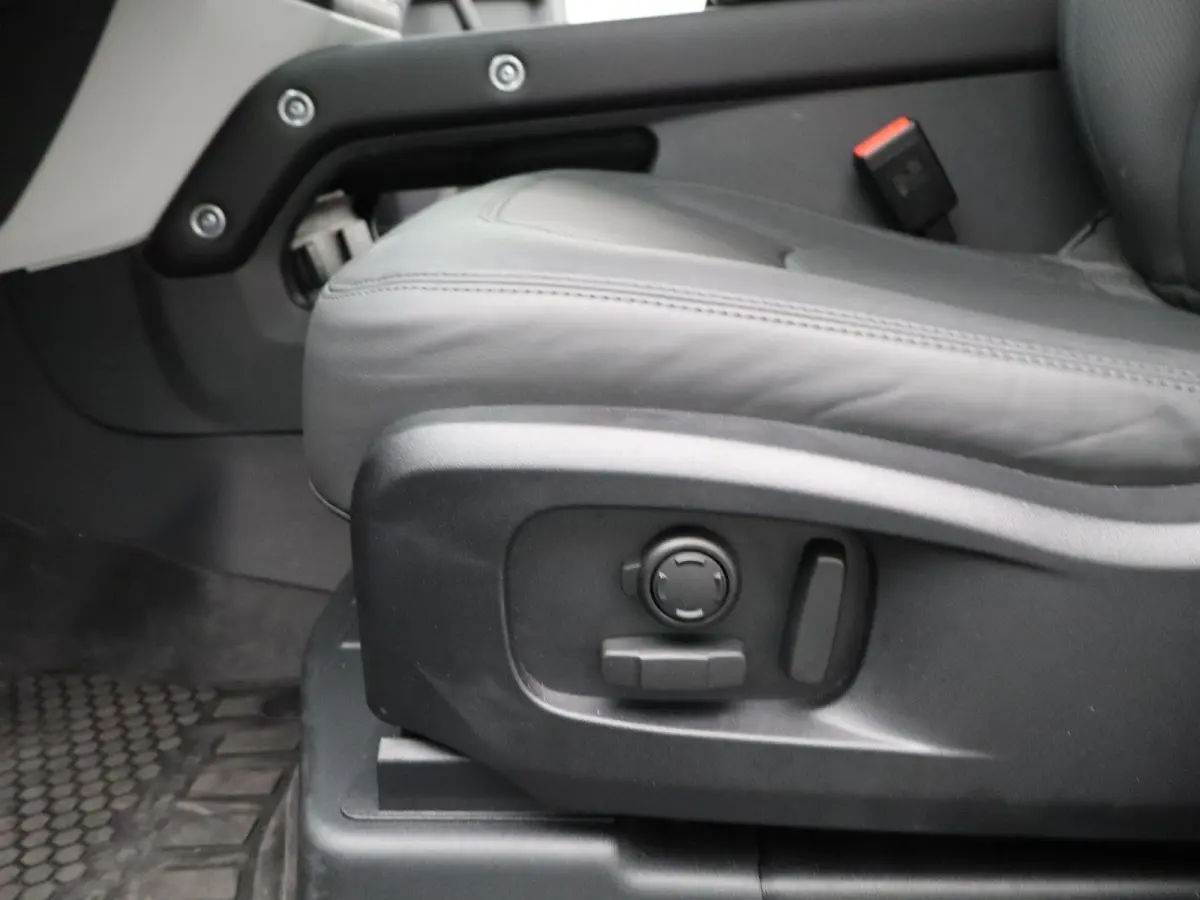 2.0 P300e 110 X-Dynamic HSE | Octa velgen 22" | Black Exterior Pack | Zijtreden | Spatlappen |