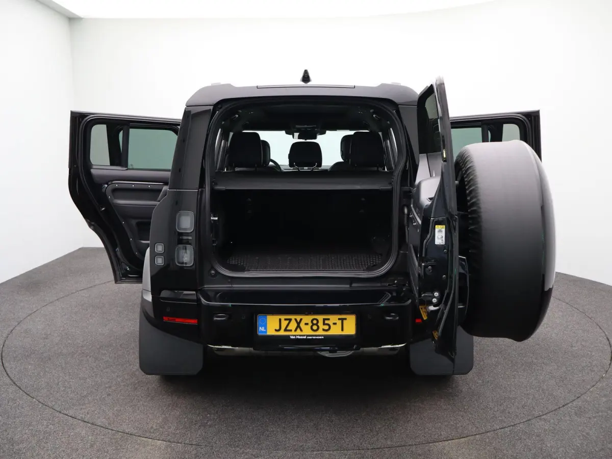 2.0 P300e 110 X-Dynamic HSE | Octa velgen 22" | Black Exterior Pack | Zijtreden | Spatlappen |