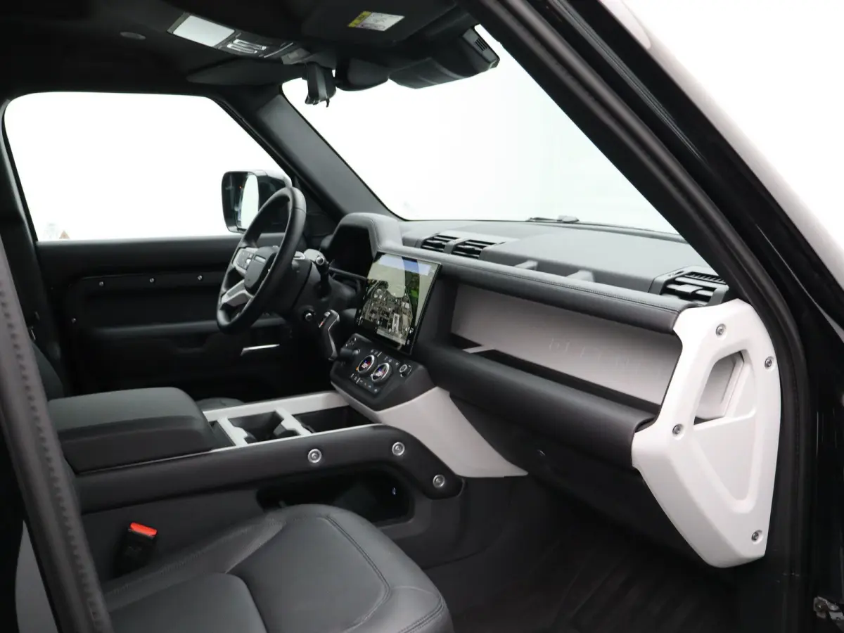 2.0 P300e 110 X-Dynamic HSE | Octa velgen 22" | Black Exterior Pack | Zijtreden | Spatlappen |