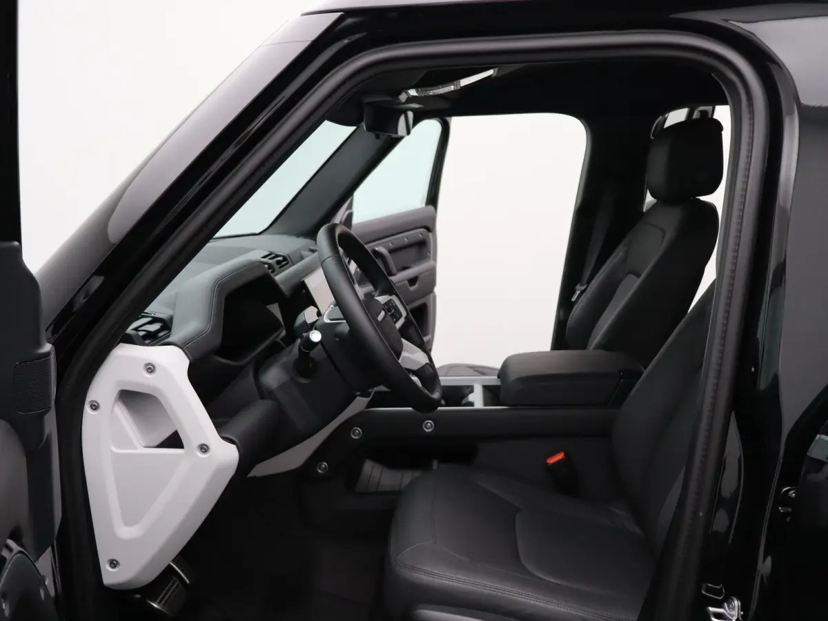 2.0 P300e 110 X-Dynamic HSE | Octa velgen 22" | Black Exterior Pack | Zijtreden | Spatlappen |