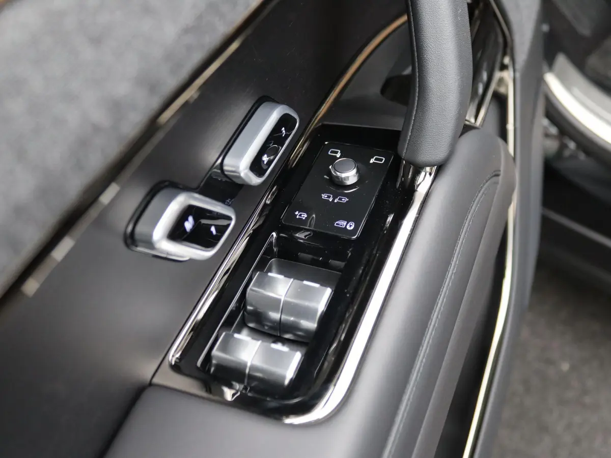 3.0 P550e Autobiography PHEV | Towing Pack | Cold Climate Pack | 23" | Privacy glass | Rode remklauwen |