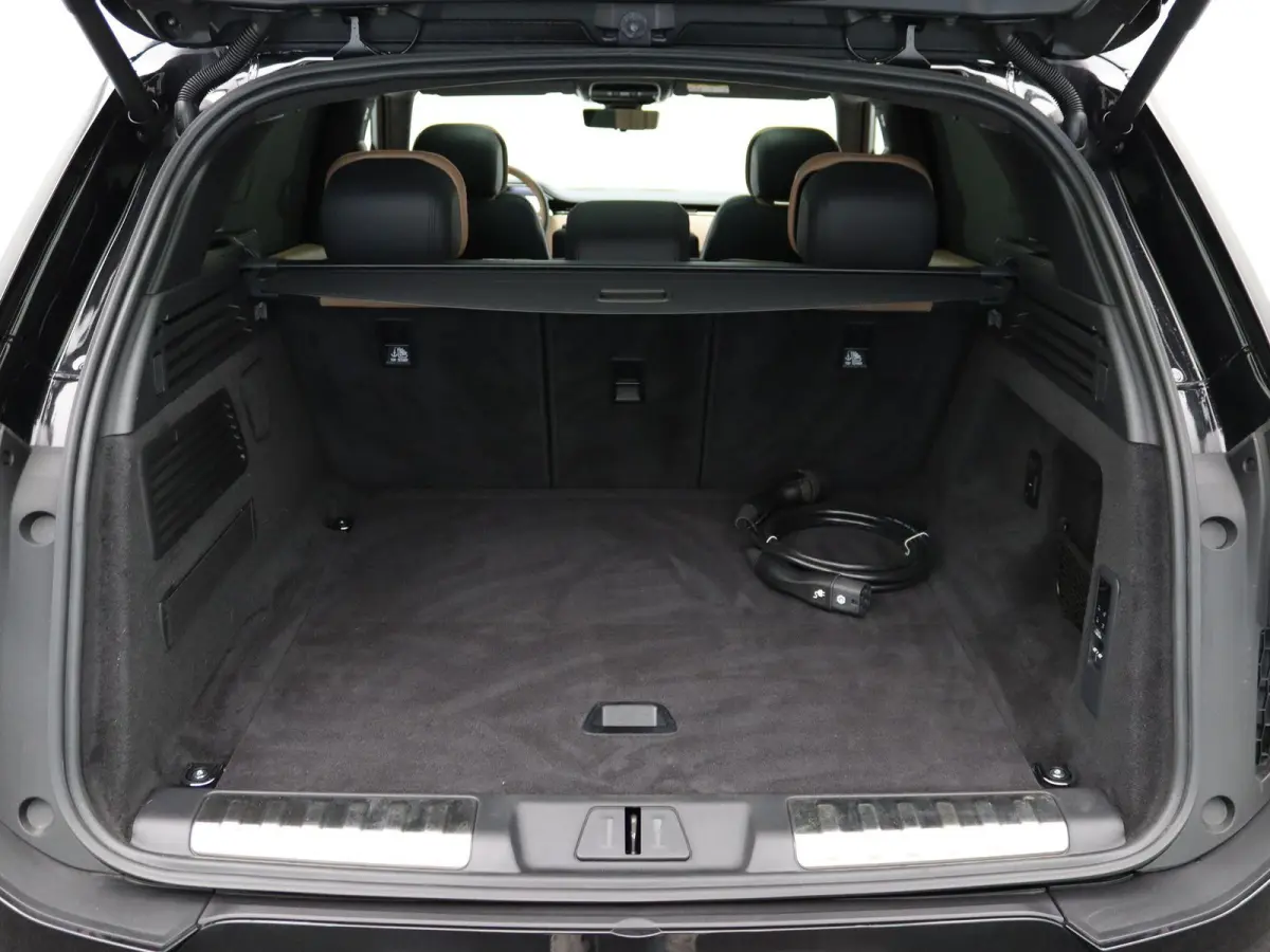 3.0 P550e Autobiography PHEV | Towing Pack | Cold Climate Pack | 23" | Privacy glass | Rode remklauwen |