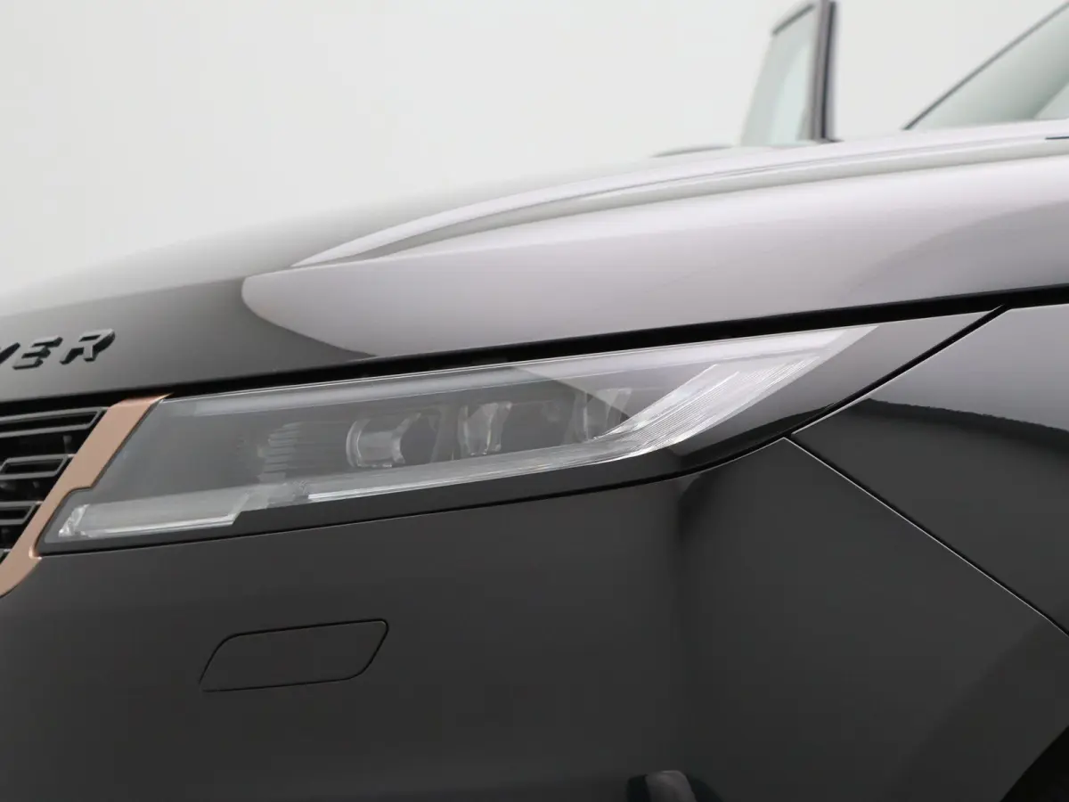 3.0 P550e Autobiography PHEV | Towing Pack | Cold Climate Pack | 23" | Privacy glass | Rode remklauwen |