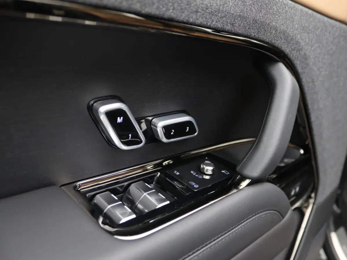 3.0 P550e Autobiography PHEV | Towing Pack | Cold Climate Pack | 23" | Privacy glass | Rode remklauwen |