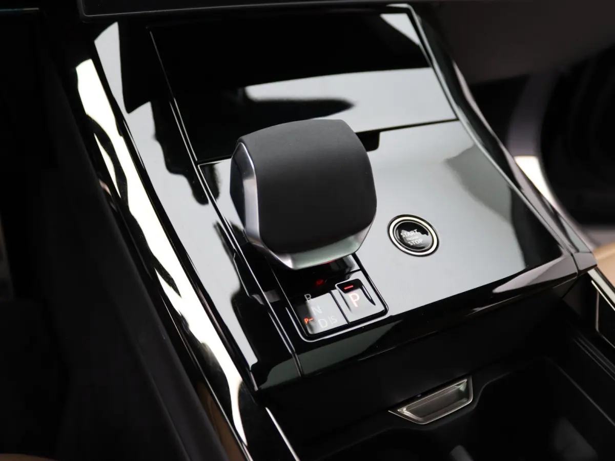 3.0 P550e Autobiography PHEV | Towing Pack | Cold Climate Pack | 23" | Privacy glass | Rode remklauwen |