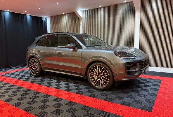 Porsche Cayenne 3.0 V6 462pk E-hybrid Sport Chrono+ Passenger Display Pano 360C 4Wiel besturing luchtvering