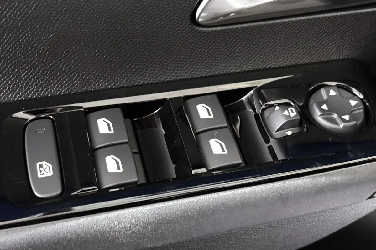 1.2 Turbo Hybrid HF Line 110pk Voorraad Voordeel  / 2+6 Jaar garantie