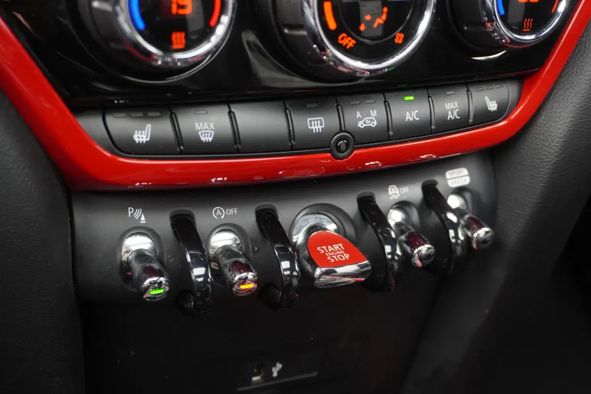 C | John Cooper Works Trim Pakket | Serious Business | 19" LM JCW Circuit Spoke | Comfort Access | Glazen panoramadak | Extra getint glas achter