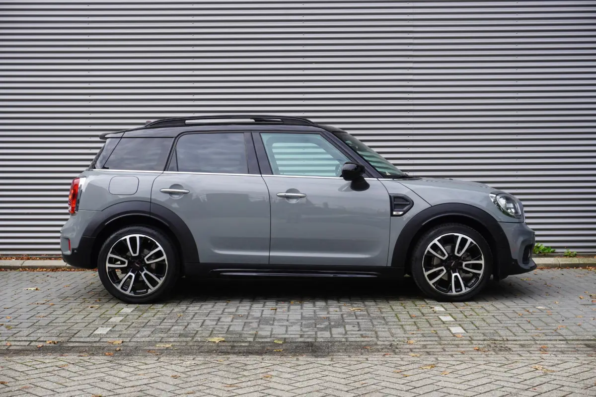C | John Cooper Works Trim Pakket | Serious Business | 19" LM JCW Circuit Spoke | Comfort Access | Glazen panoramadak | Extra getint glas achter