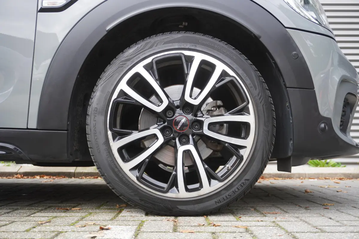 C | John Cooper Works Trim Pakket | Serious Business | 19" LM JCW Circuit Spoke | Comfort Access | Glazen panoramadak | Extra getint glas achter