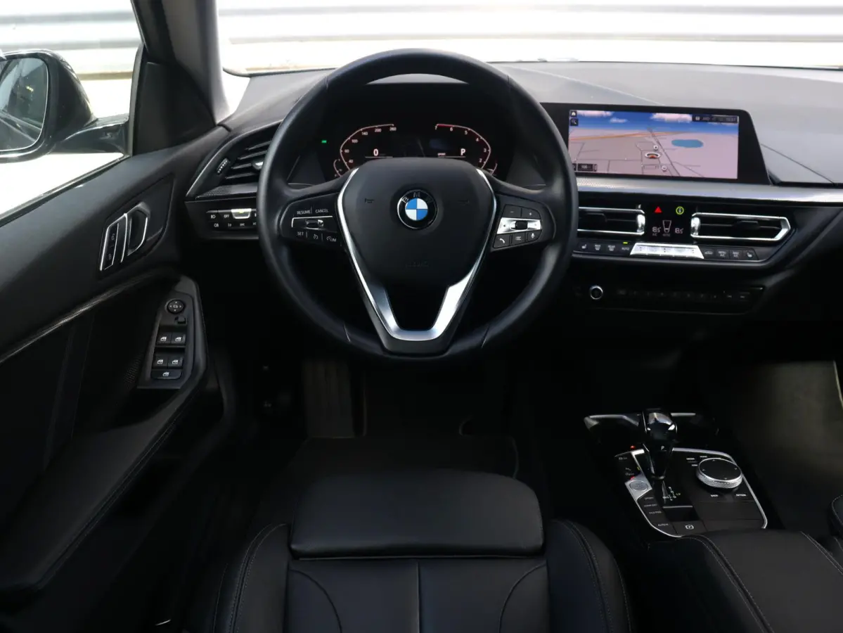 218i | High Executive | Sport Line | Parking Pack | Sportstoelen | Verwarmbare Voorstoelen | Apple Carplay | Climate Control | 17'' LMV