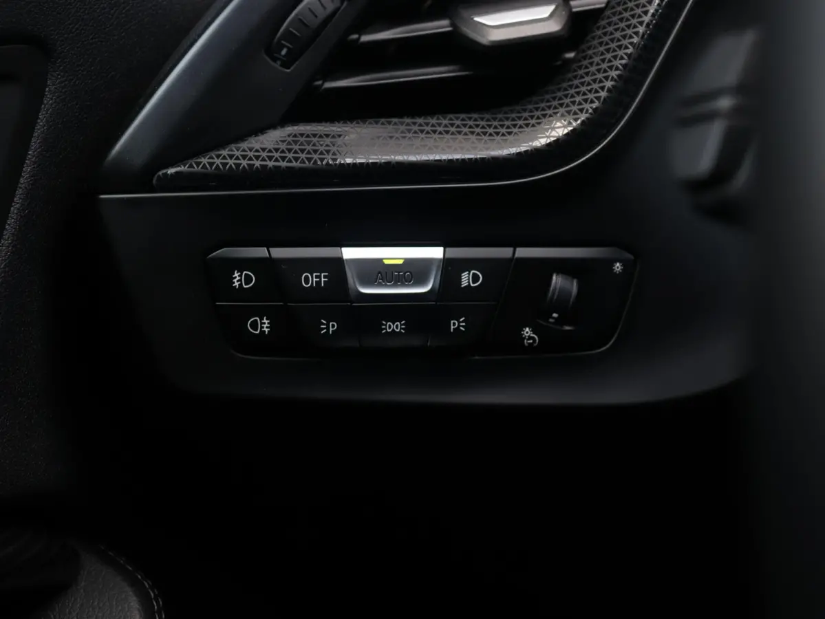 218i | High Executive | Sport Line | Parking Pack | Sportstoelen | Verwarmbare Voorstoelen | Apple Carplay | Climate Control | 17'' LMV