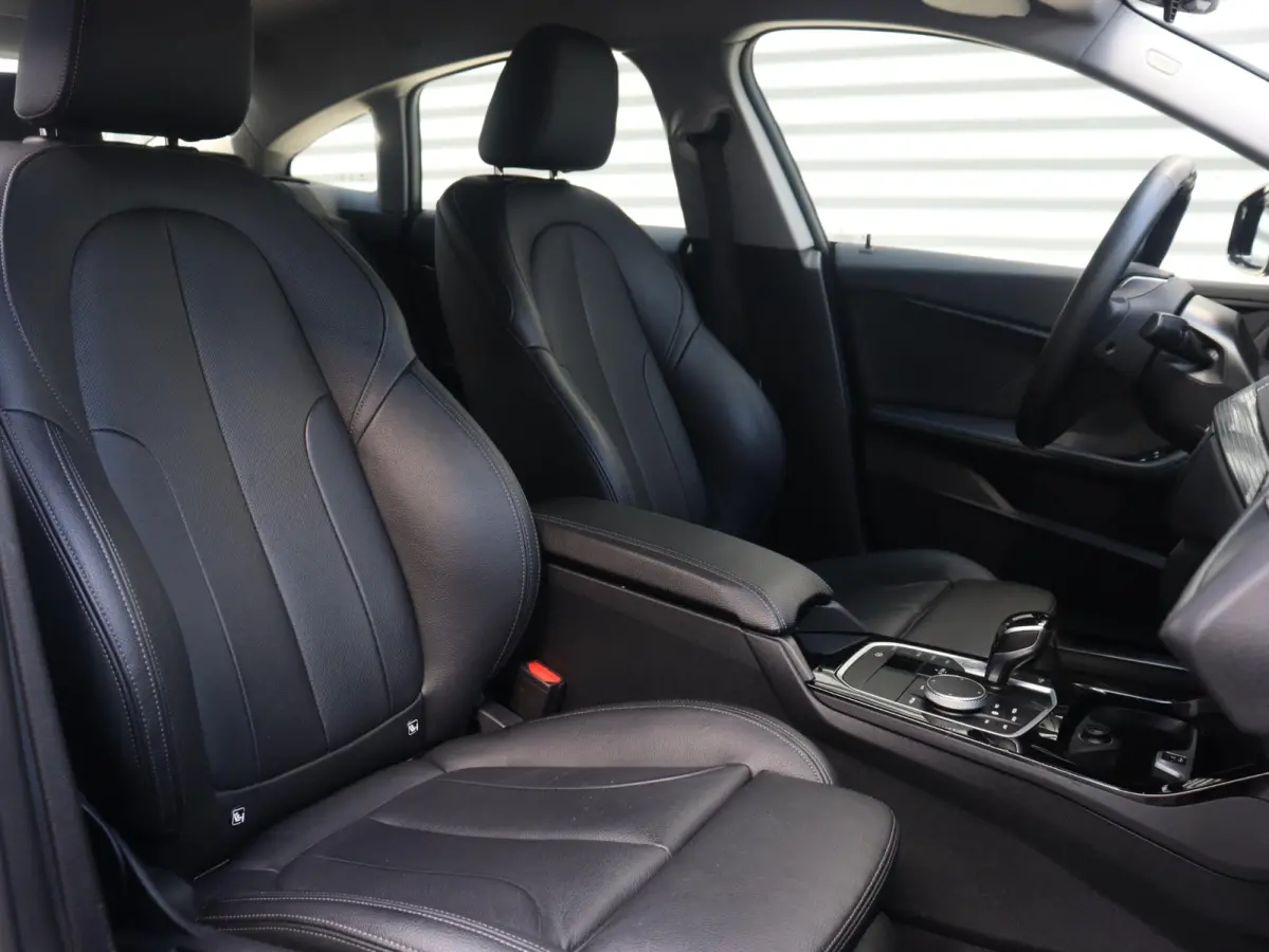 218i | High Executive | Sport Line | Parking Pack | Sportstoelen | Verwarmbare Voorstoelen | Apple Carplay | Climate Control | 17'' LMV