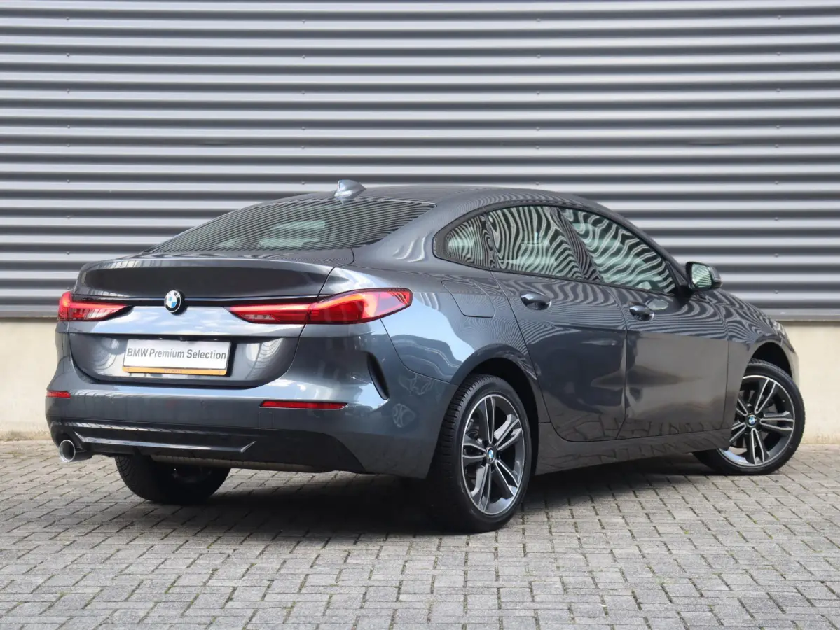218i | High Executive | Sport Line | Parking Pack | Sportstoelen | Verwarmbare Voorstoelen | Apple Carplay | Climate Control | 17'' LMV