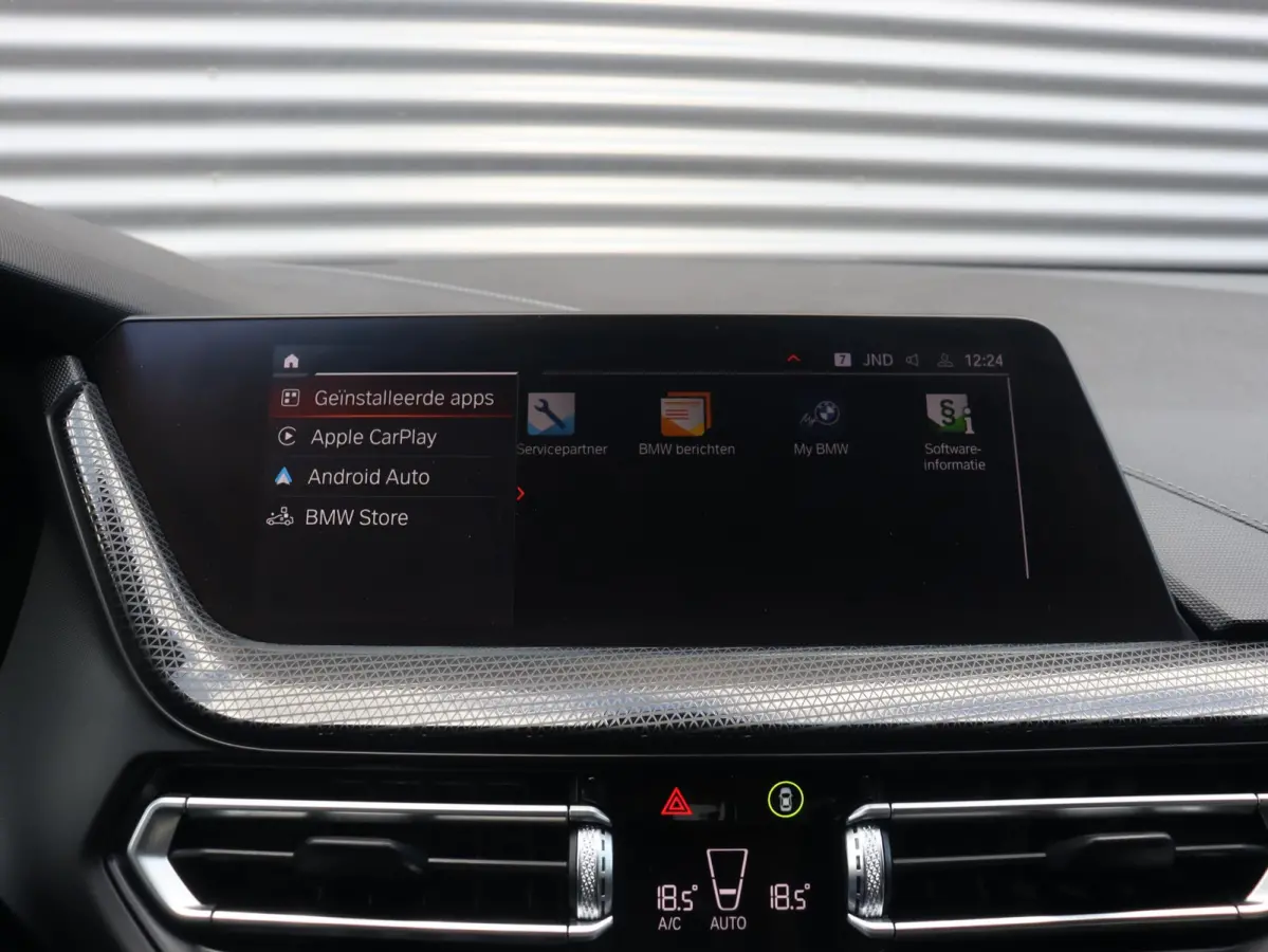 218i | High Executive | Sport Line | Parking Pack | Sportstoelen | Verwarmbare Voorstoelen | Apple Carplay | Climate Control | 17'' LMV